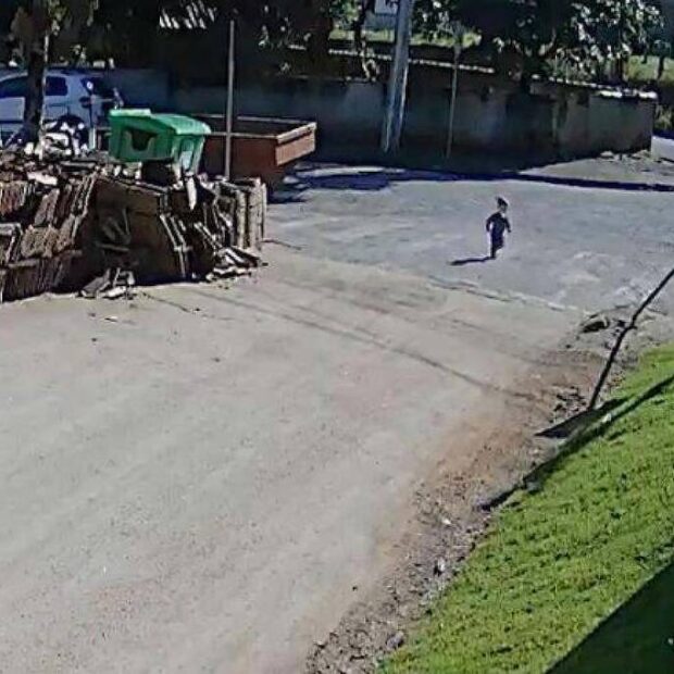 bebê sai de creche e anda sozinho até trabalho da mãe em cidade de santa catarina