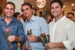 Flávio Bolsonaro é citado em reportagem baseada em registros atribuídos ao ex-sócio Alexandre Santini