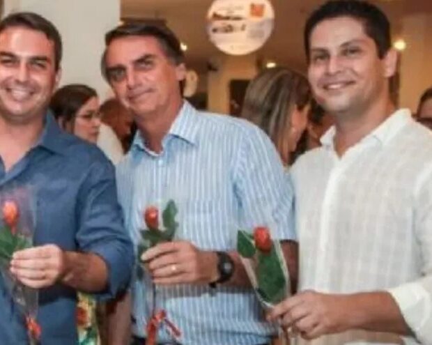 Flávio Bolsonaro é citado em reportagem baseada em registros atribuídos ao ex-sócio Alexandre Santini