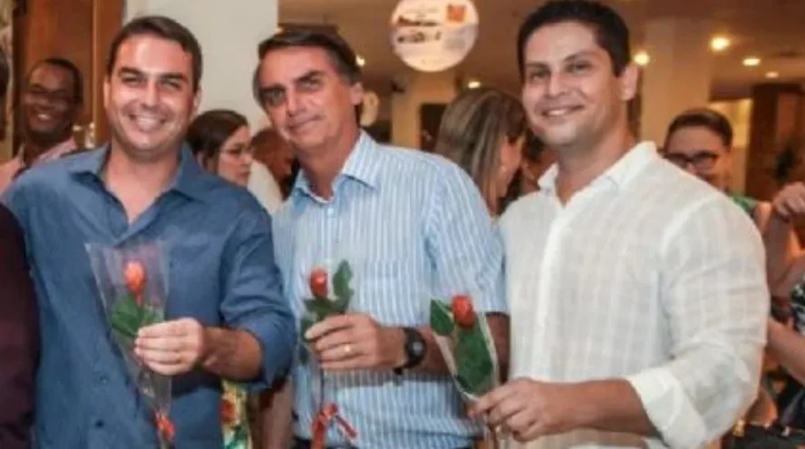 Flávio Bolsonaro é citado em reportagem baseada em registros atribuídos ao ex-sócio Alexandre Santini