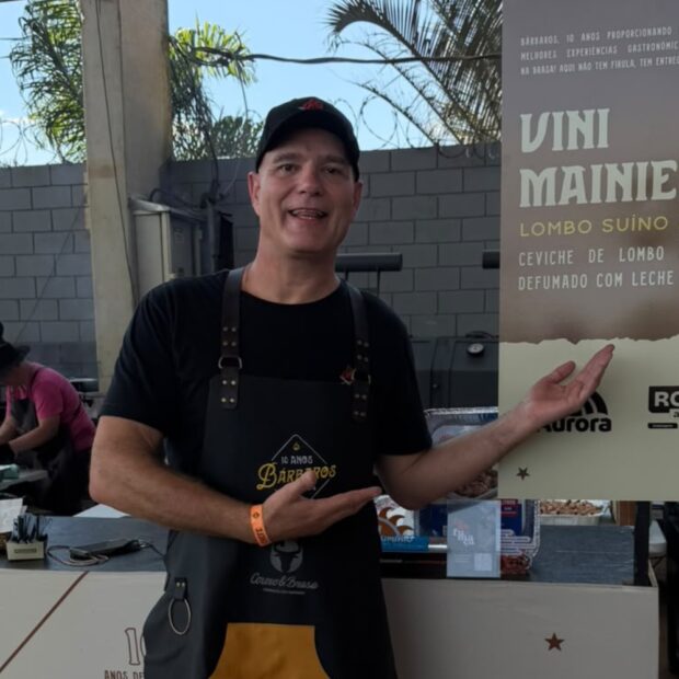 O chef Vini Mainieri na estação da Fogo Fumaça durante o Bárbaros BBQ, em Americana.
