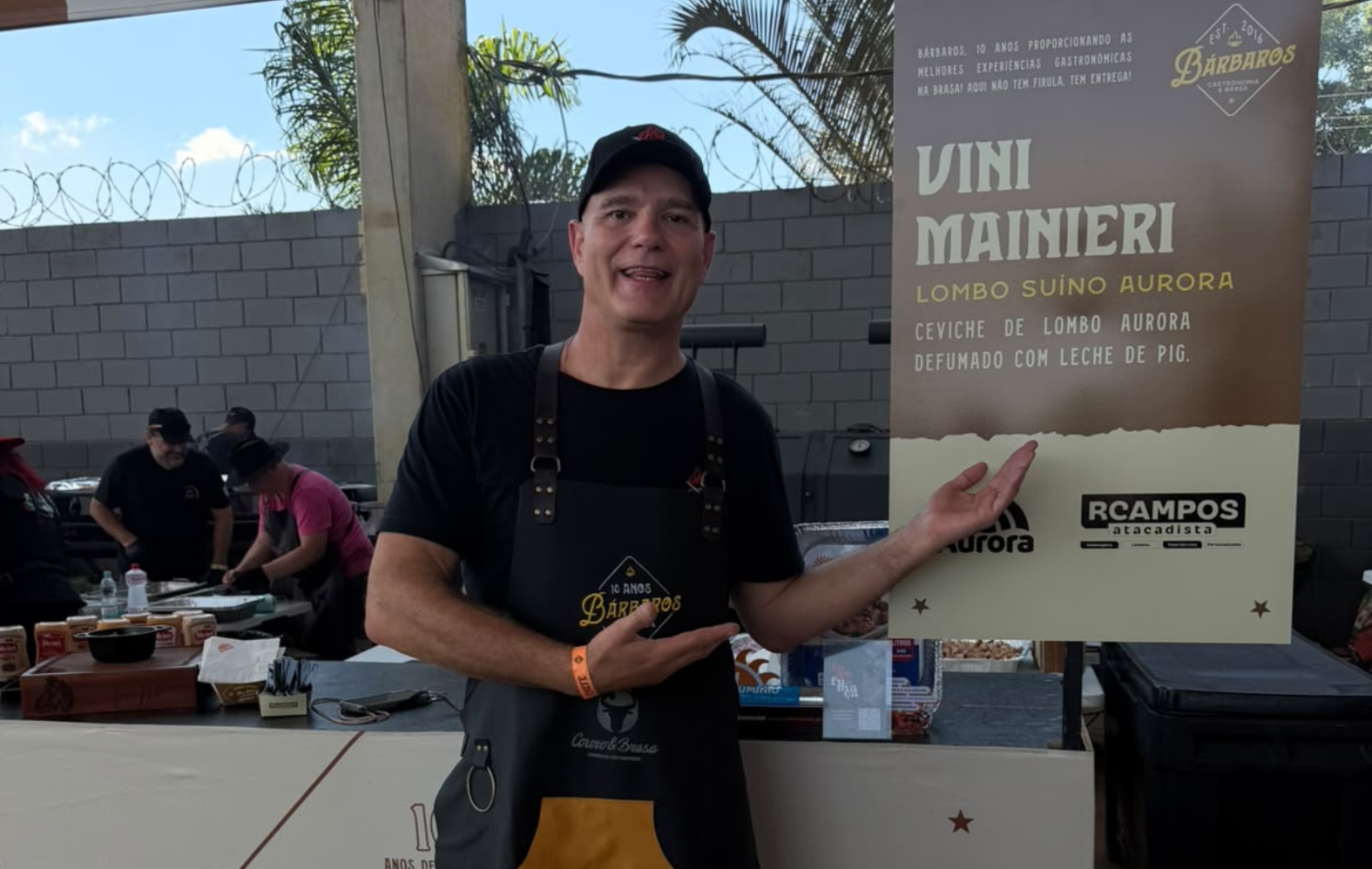 O chef Vini Mainieri na estação da Fogo Fumaça durante o Bárbaros BBQ, em Americana.