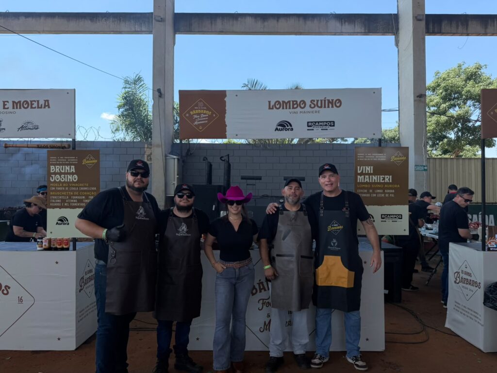 Vini Mainieri e equipe da Fogo Fumaça na estação gastronômica durante o Bárbaros BBQ, em Americana (SP).
