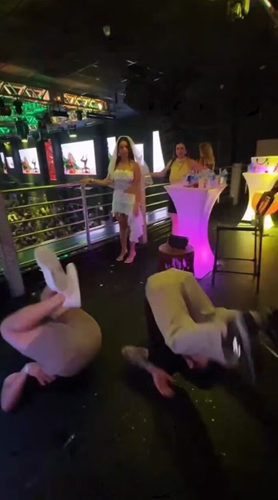 Amigos da noiva também ficaram machucados após as brincadeiras e a festa