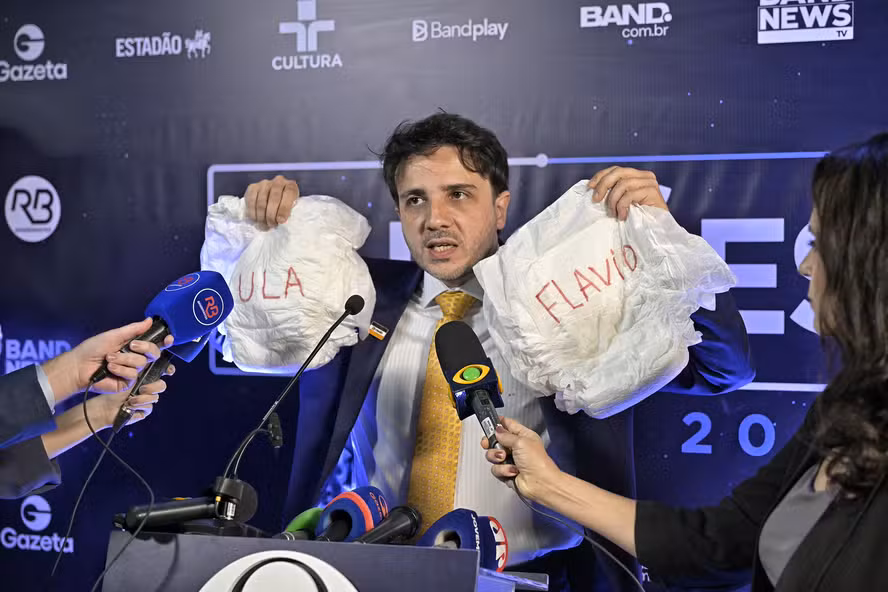 Renan Santos aparece como possível nome para uma vaga no último debate antes da votação de 4 de outubro.