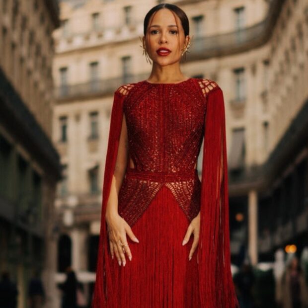 Laura Brito apostou em vestido vermelho de crochê feito sob medida pela Ammi Brazil para o Le Défilé da L’Oréal Paris - Créditos: @danieldomings Styling: @igorgarrcia e @melzaani