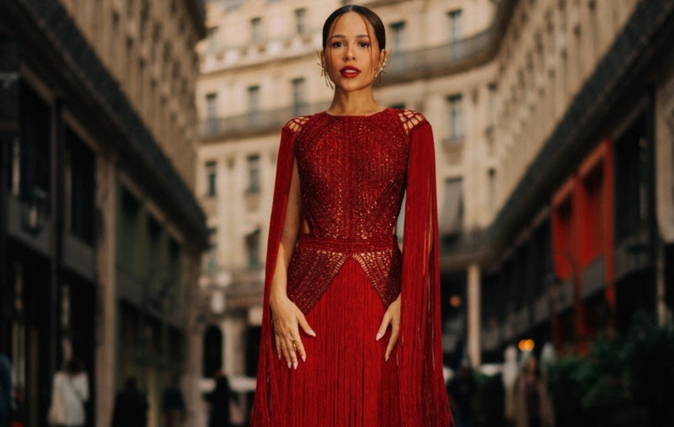 Laura Brito apostou em vestido vermelho de crochê feito sob medida pela Ammi Brazil para o Le Défilé da L’Oréal Paris - Créditos: @danieldomings Styling: @igorgarrcia e @melzaani