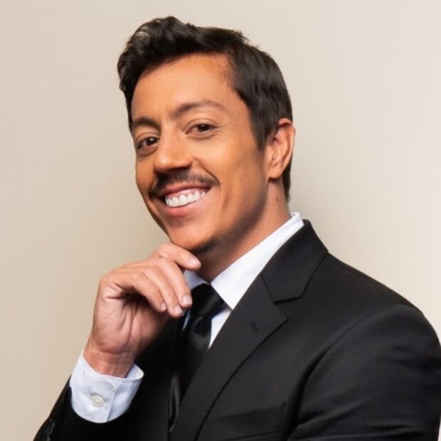 Renato Albani chega a Brasília com “Salve-se Quem Puder” e abre sessão extra após esgotar a apresentação das 21h.