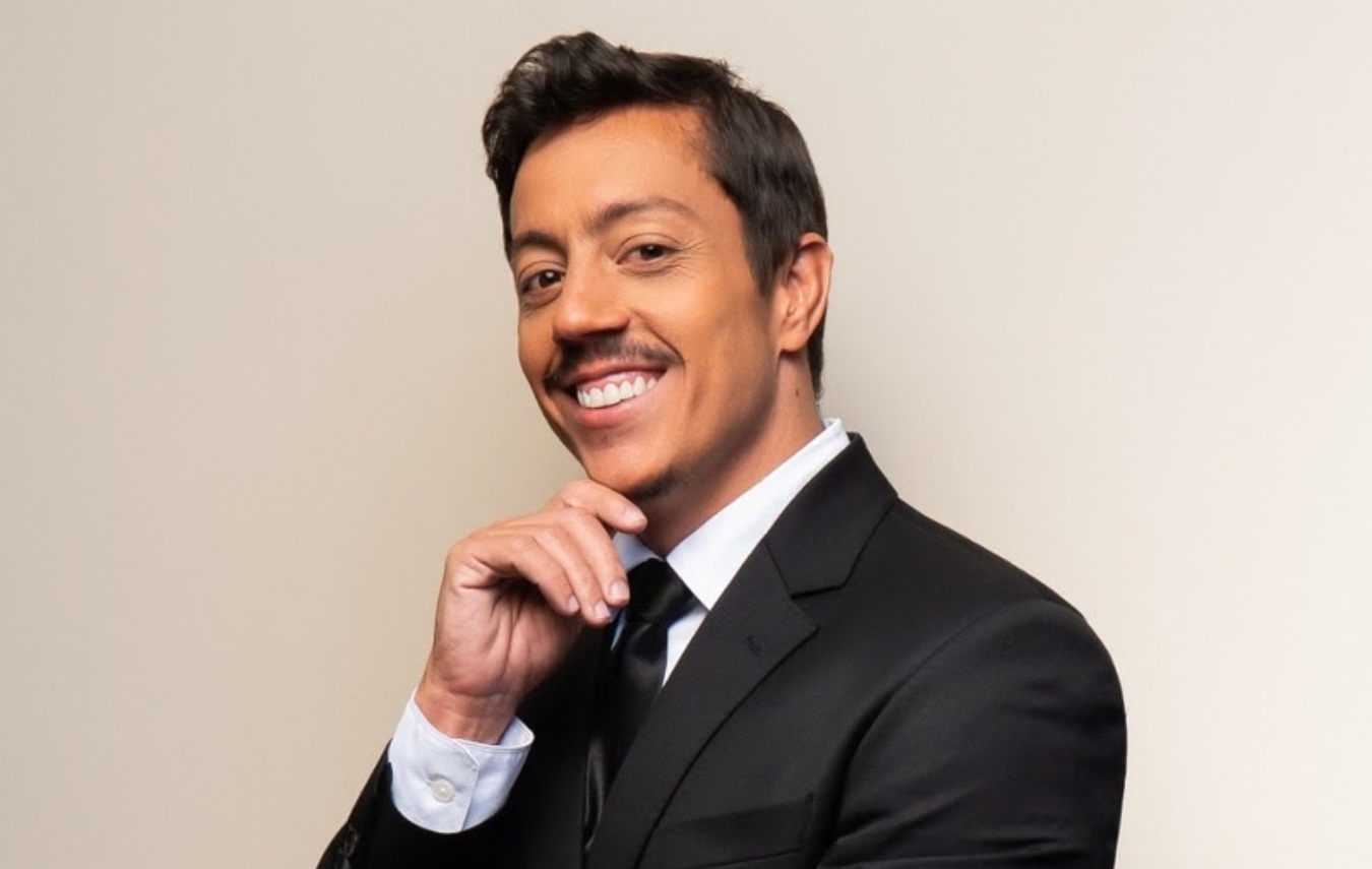 Renato Albani chega a Brasília com “Salve-se Quem Puder” e abre sessão extra após esgotar a apresentação das 21h.