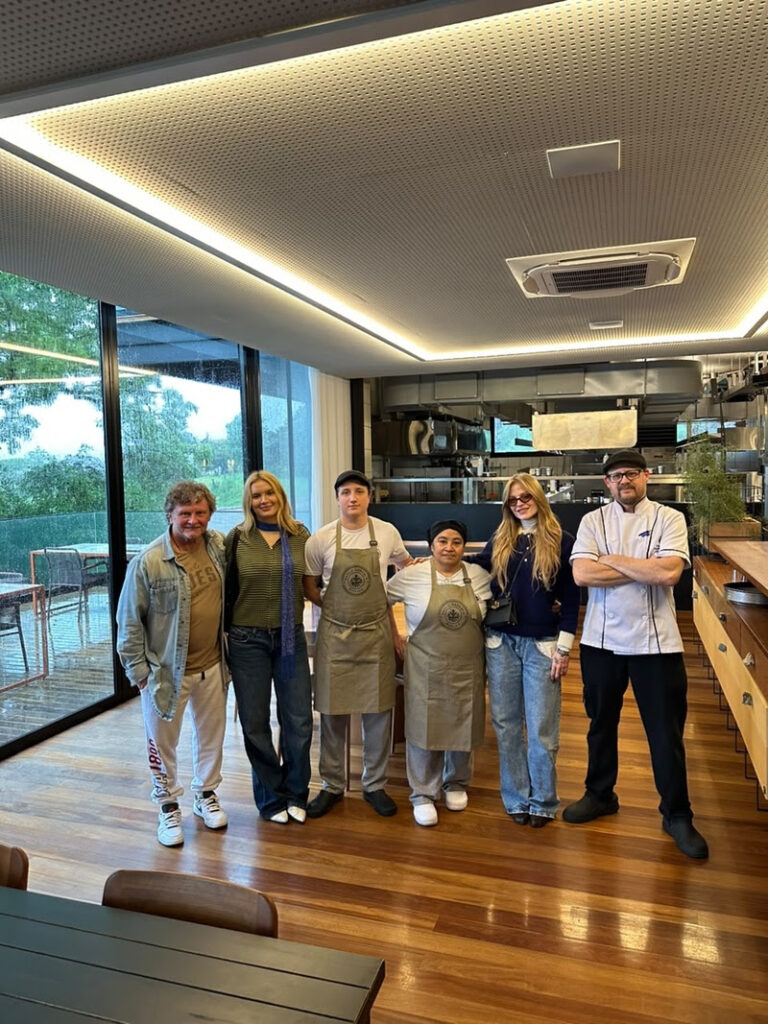 Luísa Sonza mergulhou no universo dos vinhos com degustação de safras ainda em desenvolvimento e almoço harmonizado.