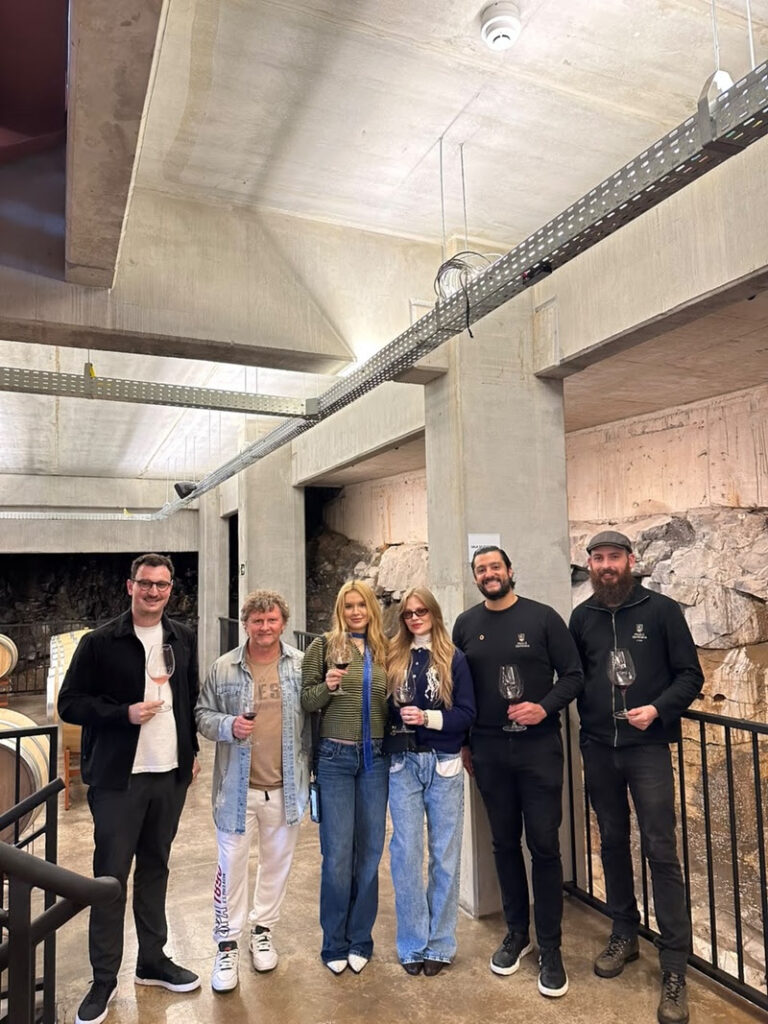 Direto da barrica: Luísa Sonza experimentou Merlot 2025 e Chardonnay 2026 em visita à Paulo Geremia Vino & Cucina.