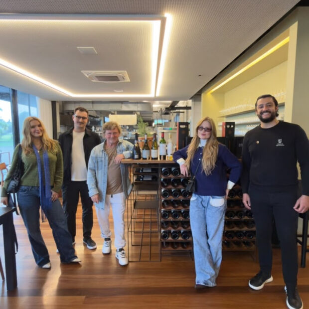 Luísa Sonza visitou uma adega em Bento Gonçalves e provou vinhos diretamente das barricas durante experiência na Serra Gaúcha.