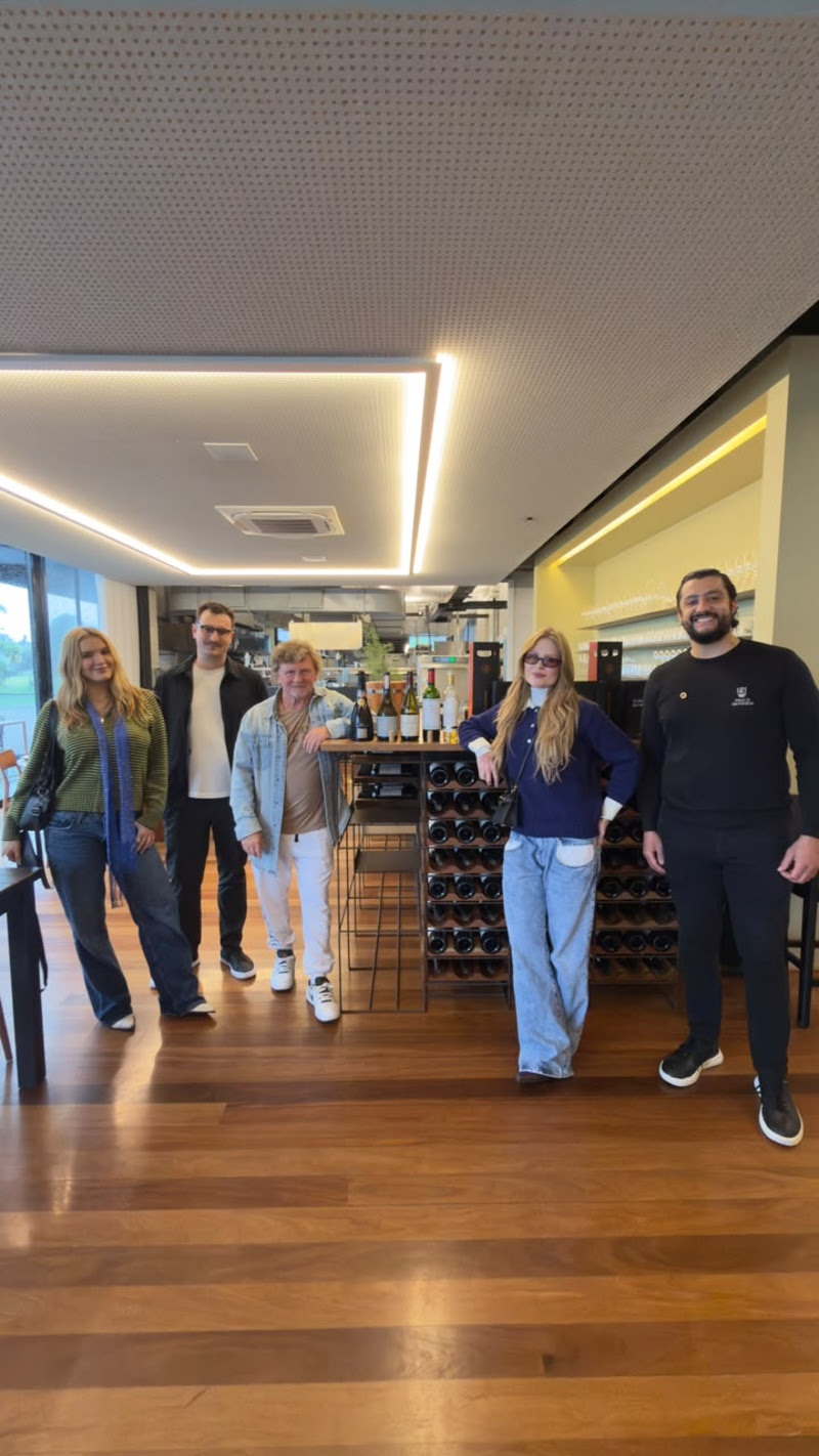Luísa Sonza visitou uma adega em Bento Gonçalves e provou vinhos diretamente das barricas durante experiência na Serra Gaúcha.