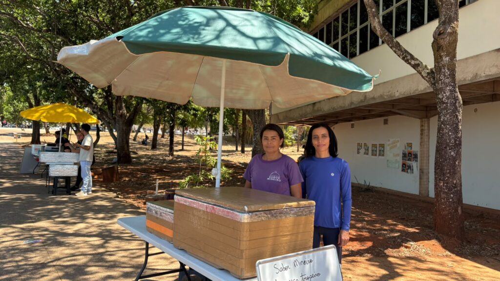 vendedora de marmita há 7 anos patrícia pereira (blusa roxa)
