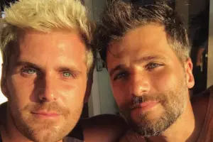 Bruno Gagliasso e Thiago Gagliasso se abraçaram no velório de Paulo César Marques, após cerca de oito anos de afastamento.