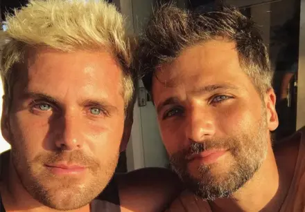 Bruno Gagliasso e Thiago Gagliasso se abraçaram no velório de Paulo César Marques, após cerca de oito anos de afastamento.