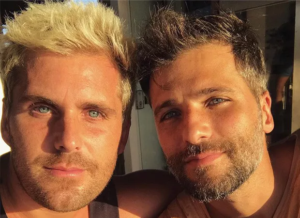 Bruno Gagliasso e Thiago Gagliasso se abraçaram no velório de Paulo César Marques, após cerca de oito anos de afastamento.