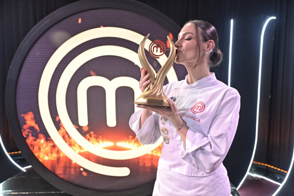 1. Jéssica Cechella venceu Carla Araújo na final do MasterChef Brasil e ainda ganhou uma imersão em Lisboa. - Crédito: Renato Pizzutto/Band