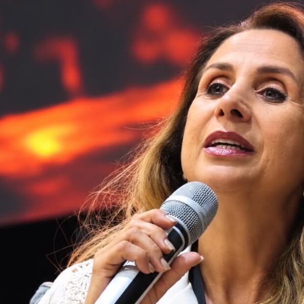 Gigi Marins durante a premiação Melhores Fornecedores do Ano, em que a Caramelada recebeu dois reconhecimentos. (Divulgação Pessoal).