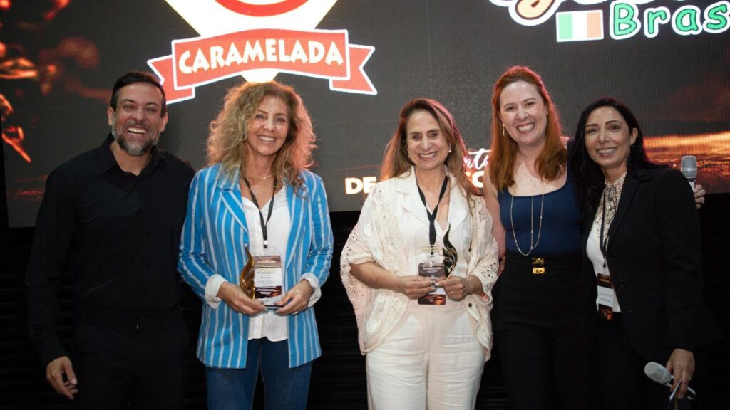 Gigi Marins ao lado de participantes do evento que marcou o reconhecimento da Caramelada. (Divulgação Pessoal).
