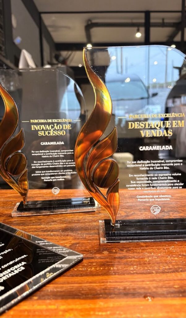 Troféus conquistados pela Caramelada nas categorias Inovação de Sucesso e Destaque em Vendas. (Divulgação Pessoal).
