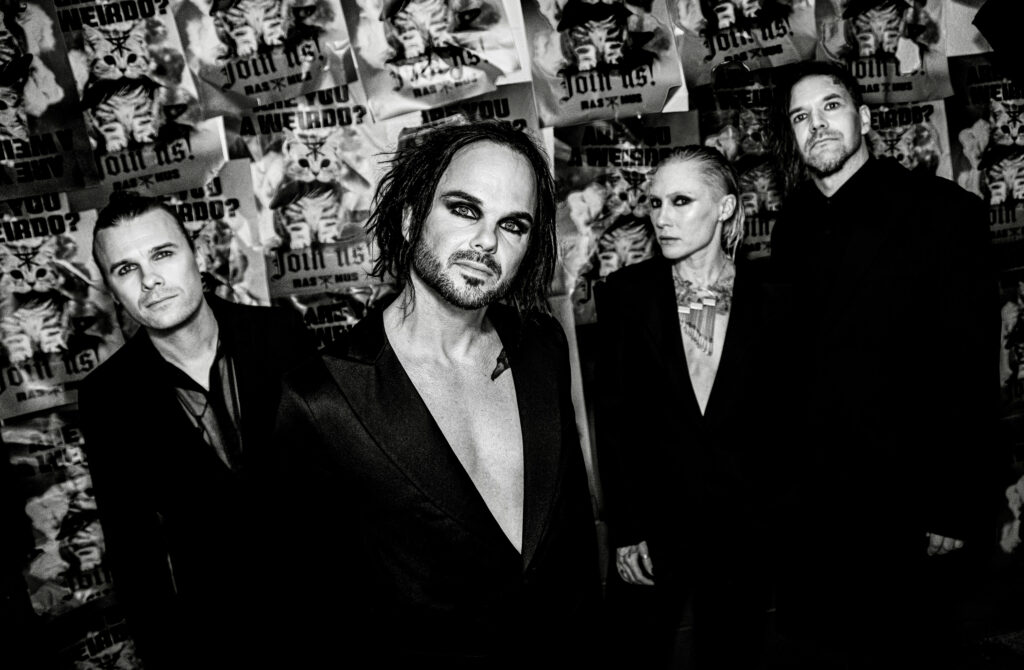 Lauri Ylönen, Eero Heinonen, Aki Hakala e Emilia Suhonen desembarcam no país com a WEIRDO TOUR - Créditos: Venla Shalin