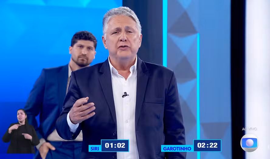 Anthony Garotinho protagonizou momentos de descontração no debate ao circular pelo estúdio e seguir Eduardo Paes pelo cenário.