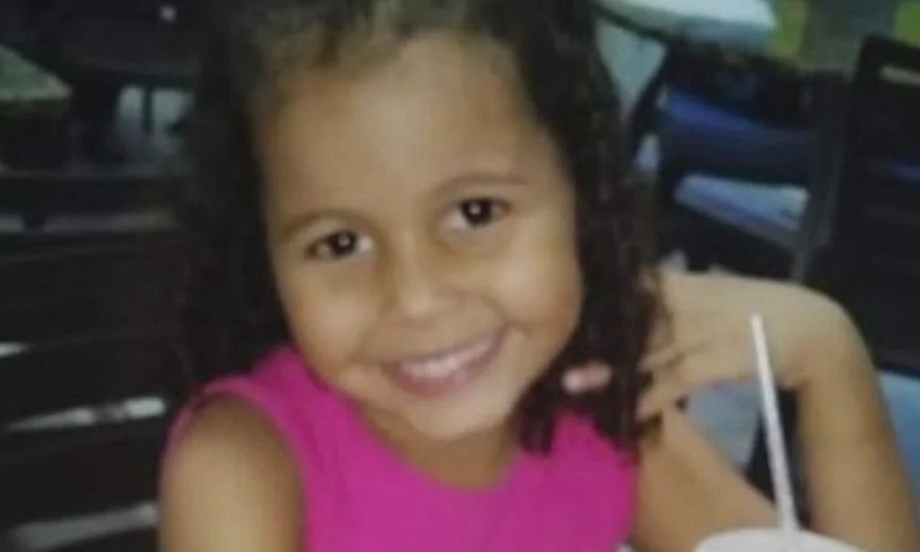 O episódio aborda a participação de Flávio Bolsonaro na equipe de defesa do ex-cabo Bruno Dias Delaroli, acusado pela morte da menina.