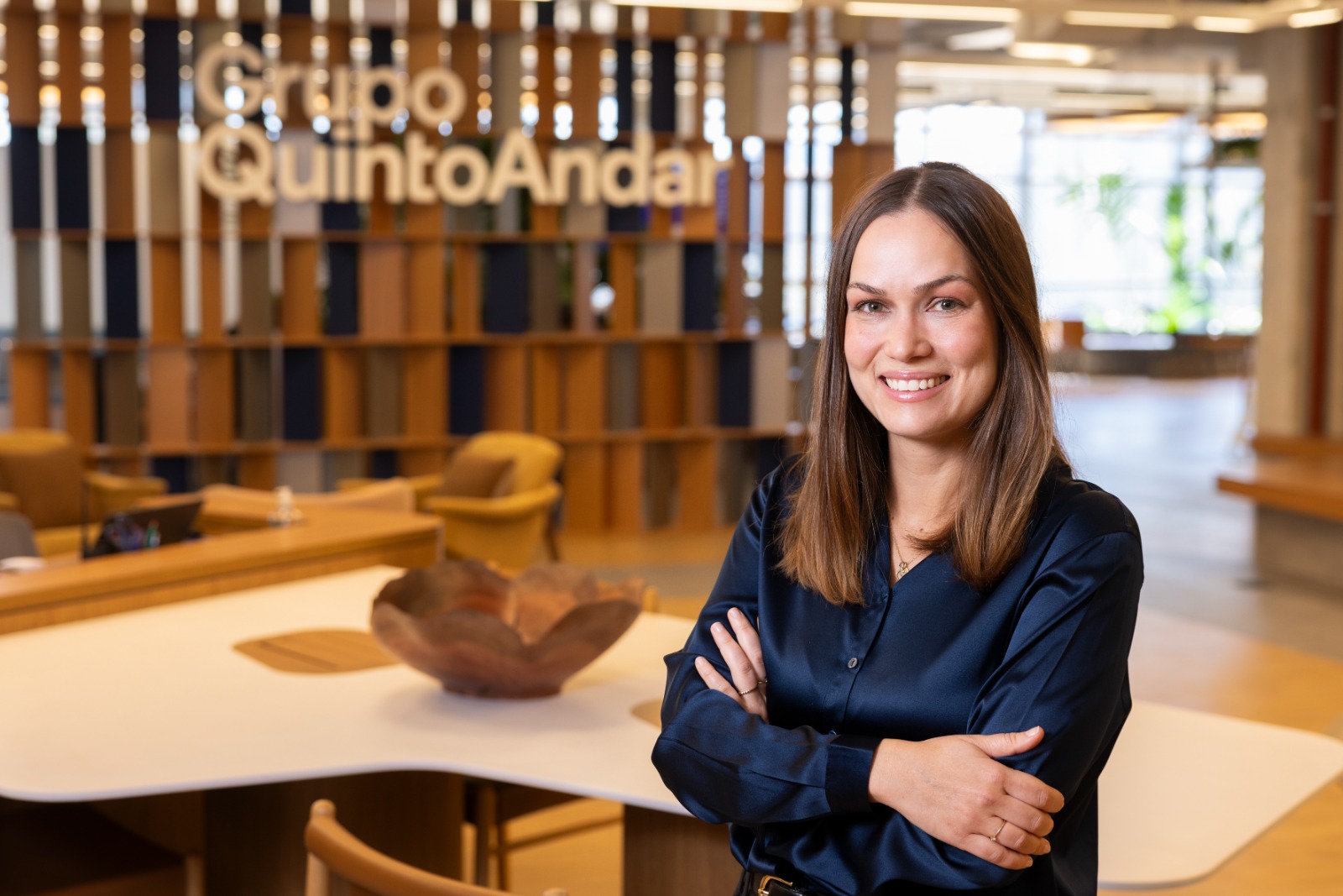 Gabriela D'Azevedo detalha a expansão do Marketplace QuintoAndar para locação, dobrando contratos imobiliários e garantindo a rentabilidade no B2B.