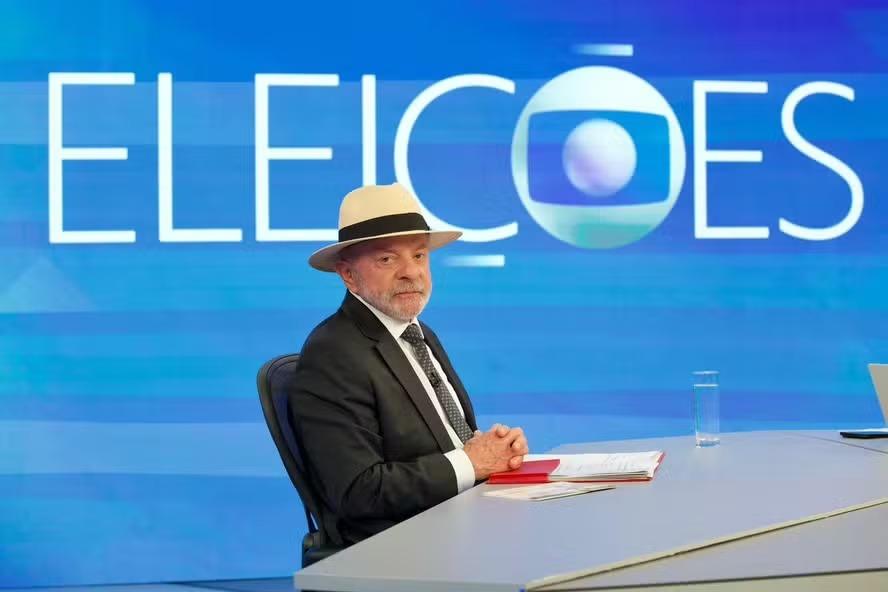 Campanha de Lula avalia uma entrevista ao vivo no mesmo horário do debate.