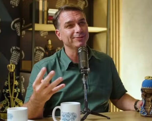 Flávio Bolsonaro confirmou presença no confronto mesmo com a ausência de Lula.