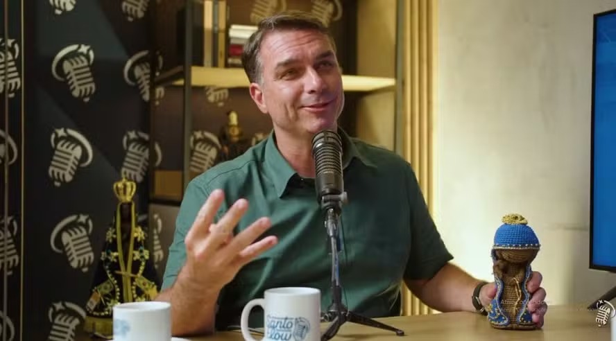 Flávio Bolsonaro confirmou presença no confronto mesmo com a ausência de Lula.