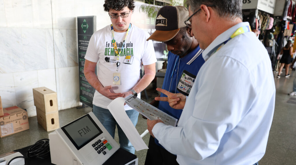 tse faz demonstração de como votar na urna eletrônica na rodoviária de brasília