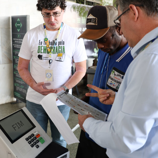 tse faz demonstração de como votar na urna eletrônica na rodoviária de brasília