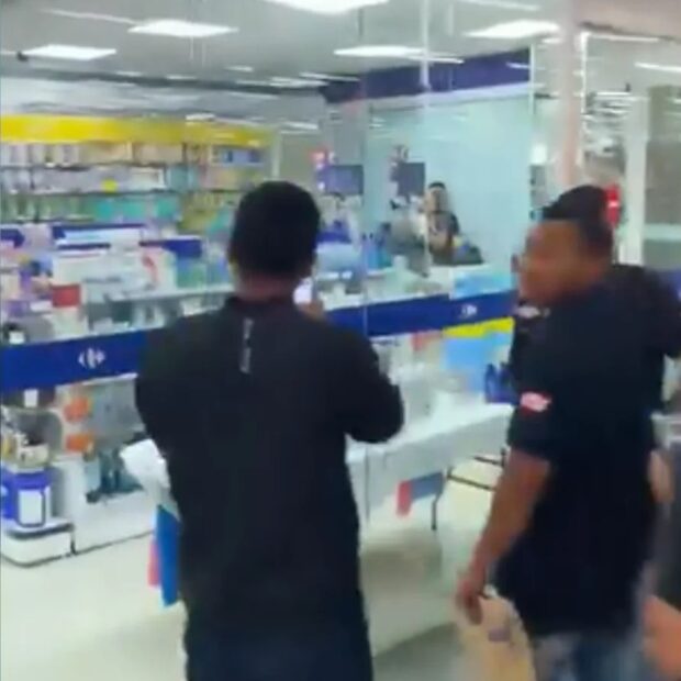 Homem armado faz atendente de farmácia r SP
