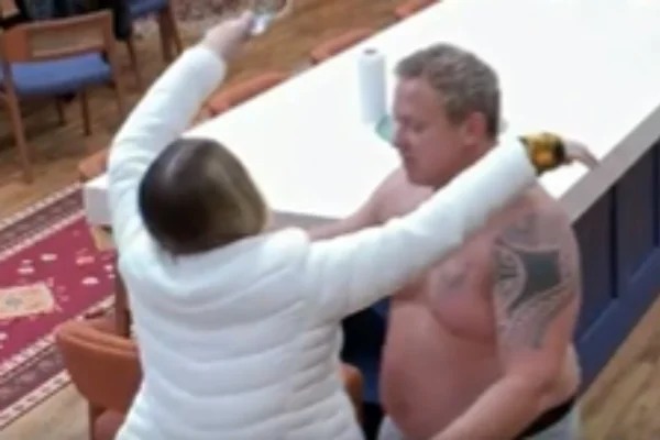  Ana Bruna relatou ter se sentido desconfortável após um abraço com o ator no reality