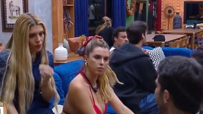 Mônica reclamou do toque e disse ter se sentido surpreendida durante a dinâmica
