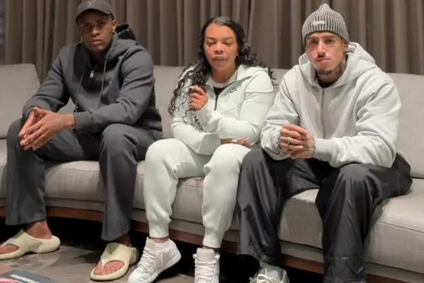 Mãe do cantor disse que começou a trabalhar na internet após a morte de Kevin