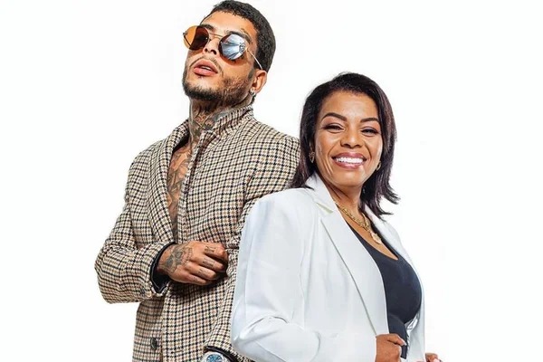 MC Kevin ao lado da mãe, Valquiria Nascimento, conhecida como Val Negra