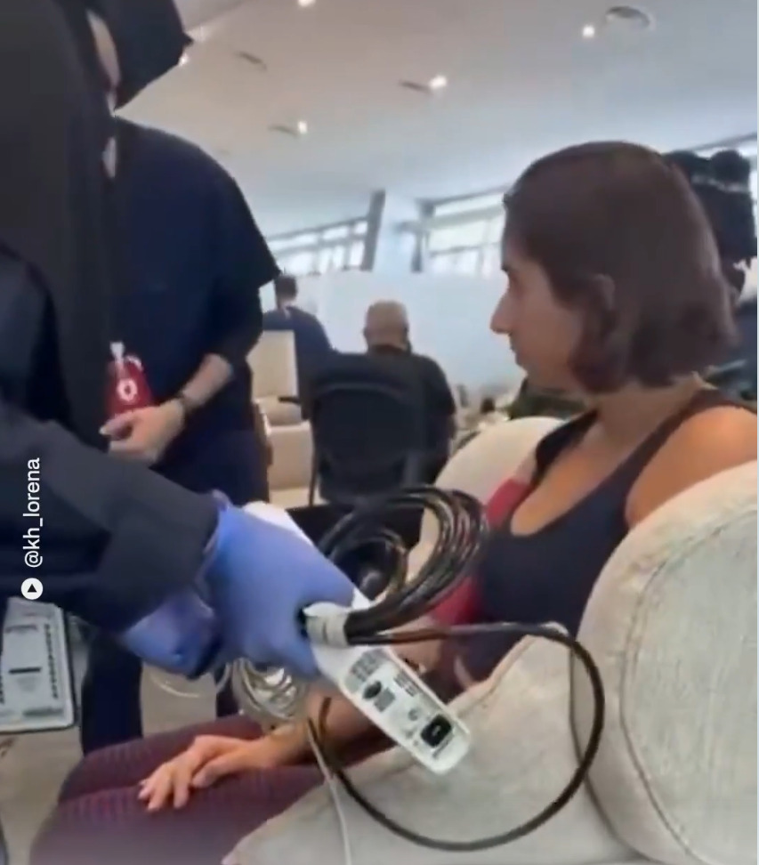 Vídeo de enfermeira saudita atendendo uma passageira de voo para Israel viraliza na web