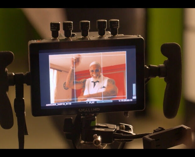 Léo Santana assume o visual do Coronel Sanders como Coroléo em nova campanha do KFC Brasil.