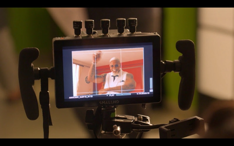 Léo Santana assume o visual do Coronel Sanders como Coroléo em nova campanha do KFC Brasil.