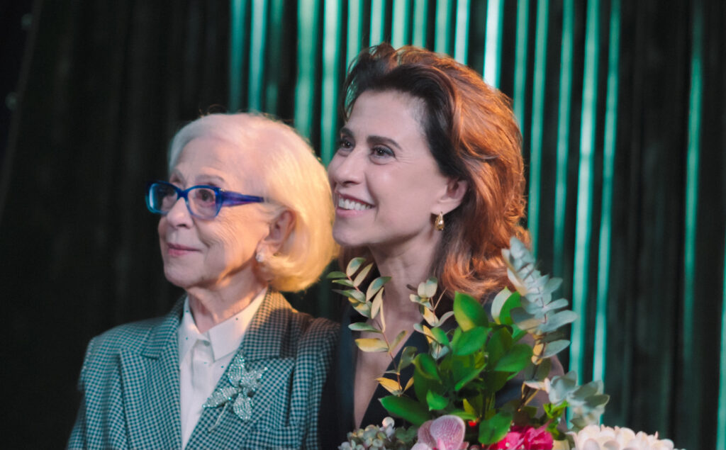 Aos 96 anos, Fernanda Montenegro divide campanha do TikTok com a filha, Fernanda Torres, em ação criada pela AKQA.
