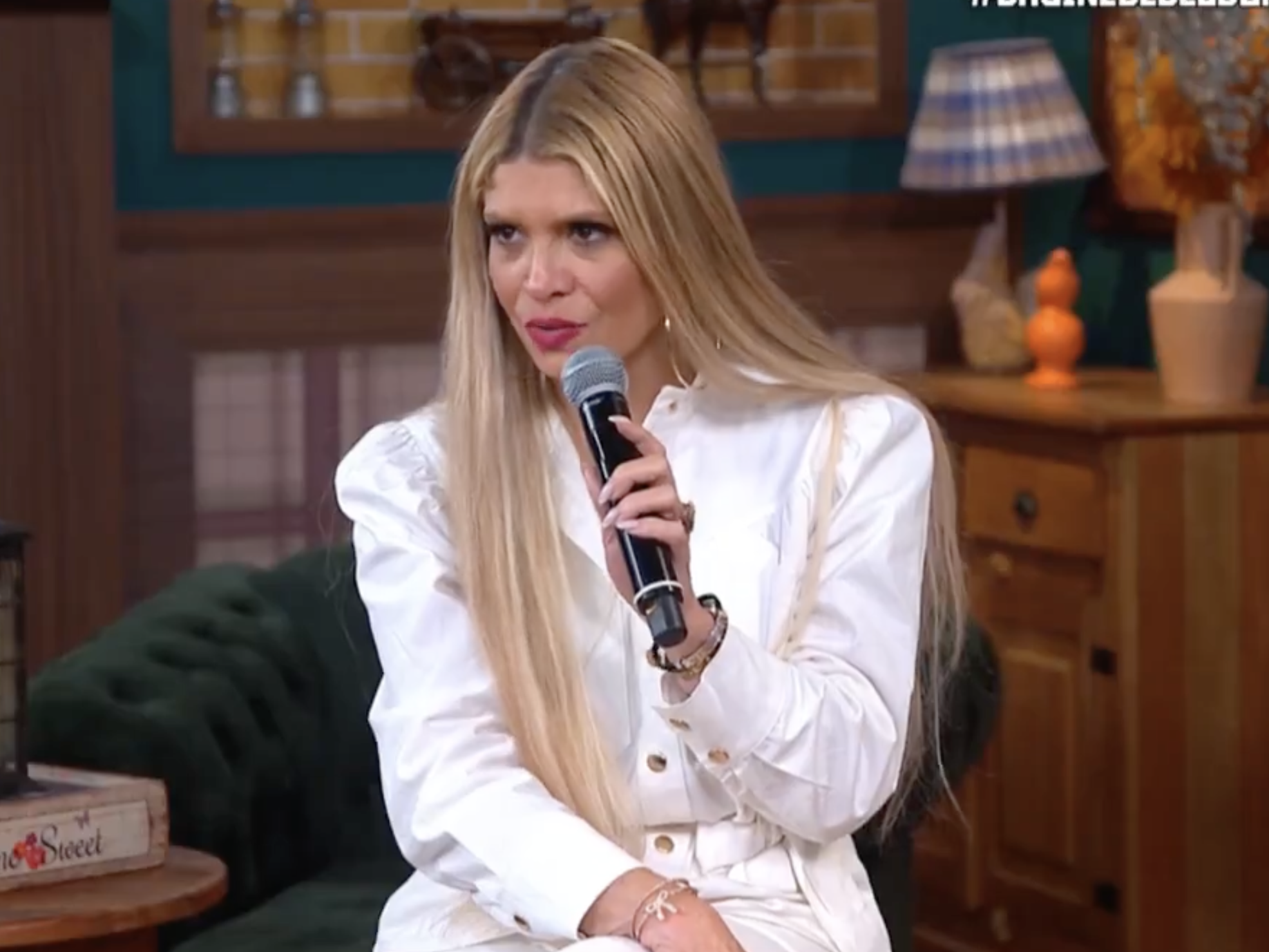 Adryana Ribeiro foi surpreendida com a notícia da morte de Rick Sollo durante a Cabine de Descompressão - Reprodução Record TV