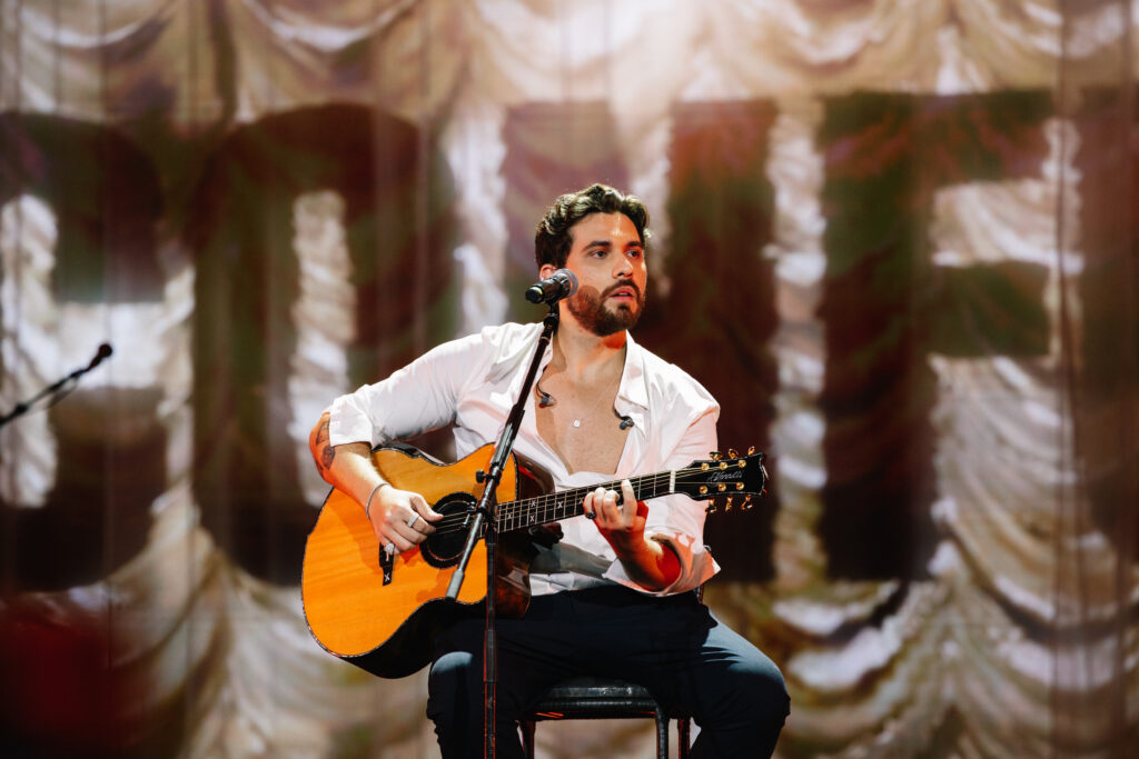 Gustavo Mioto leva a Inconfundível Tour para mais de 100 salas de cinema pelo Brasil.