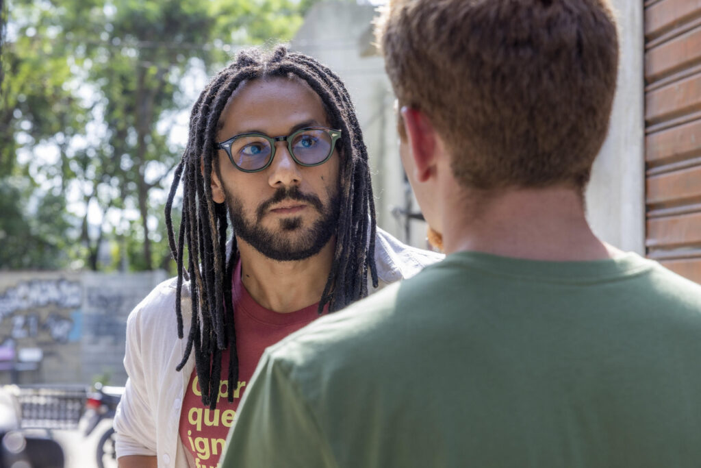 O toque de recolher chega à Vila Maravilha e coloca Lucas no centro de um dos momentos mais tensos de “Por Você” - Globo / Beatriz Damy