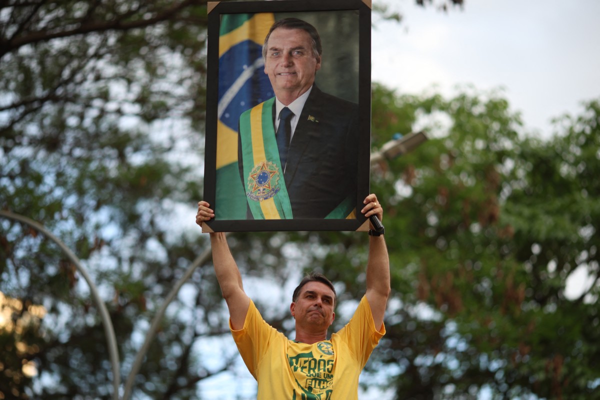Bolsonaro tenta eleger três filhos, dois cunhados, irmão, atual e ex-mulher