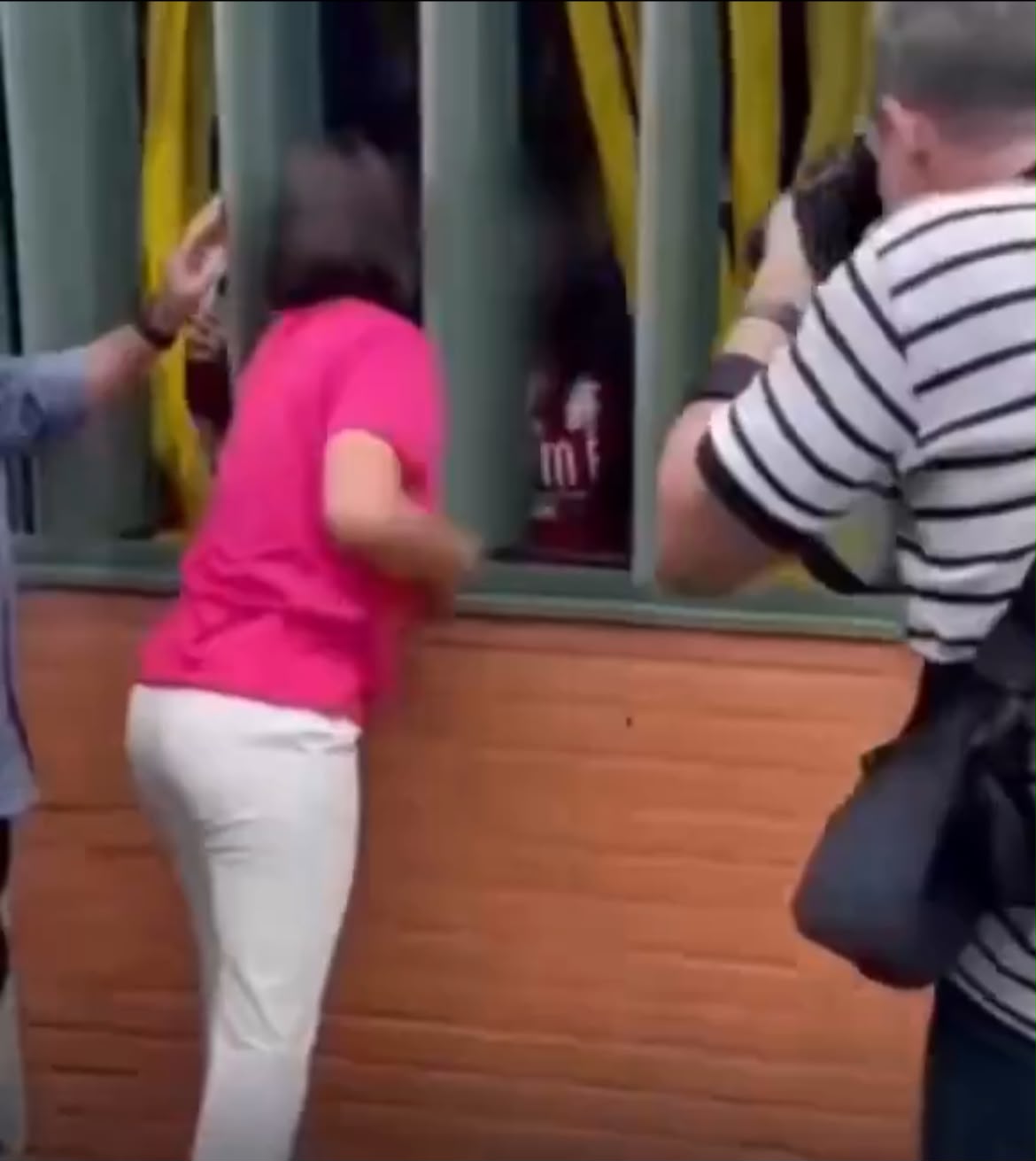 Michelle Bolsonaro discute com eleitora