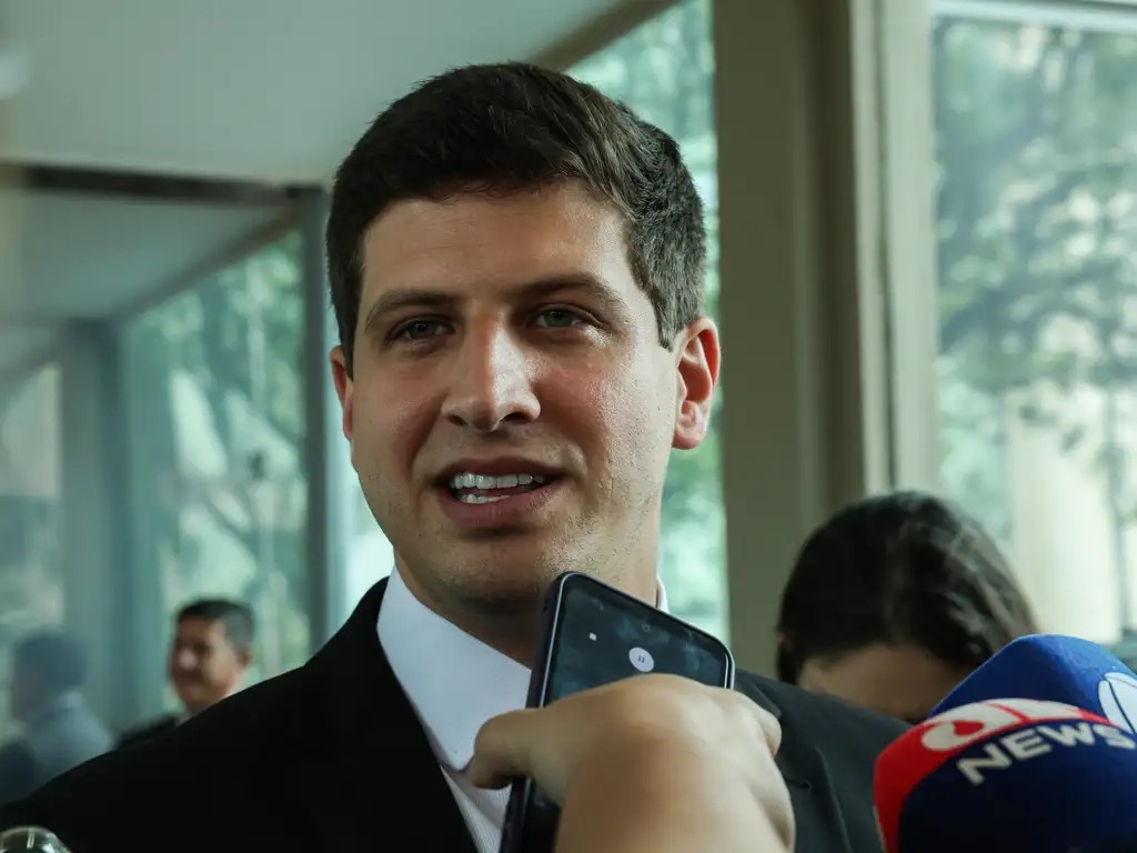 João Campos chega a hotel no Recife para acompanhar apuração