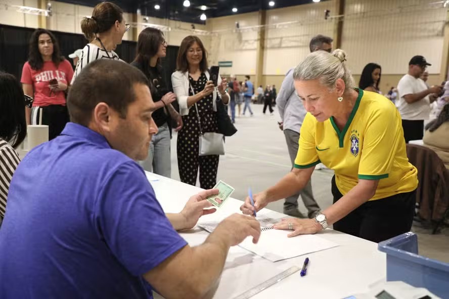 Lula lidera votação no exterior com 52,64% dos votos apurados
